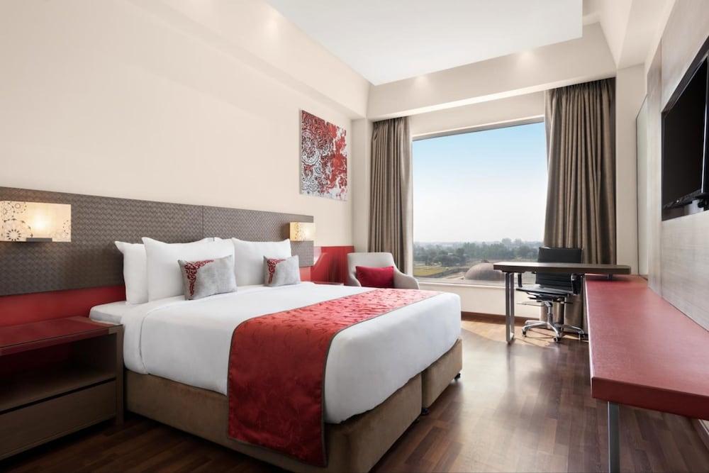 Ramada By Wyndham Lucknow Hotel And Convention Center Exteriör bild